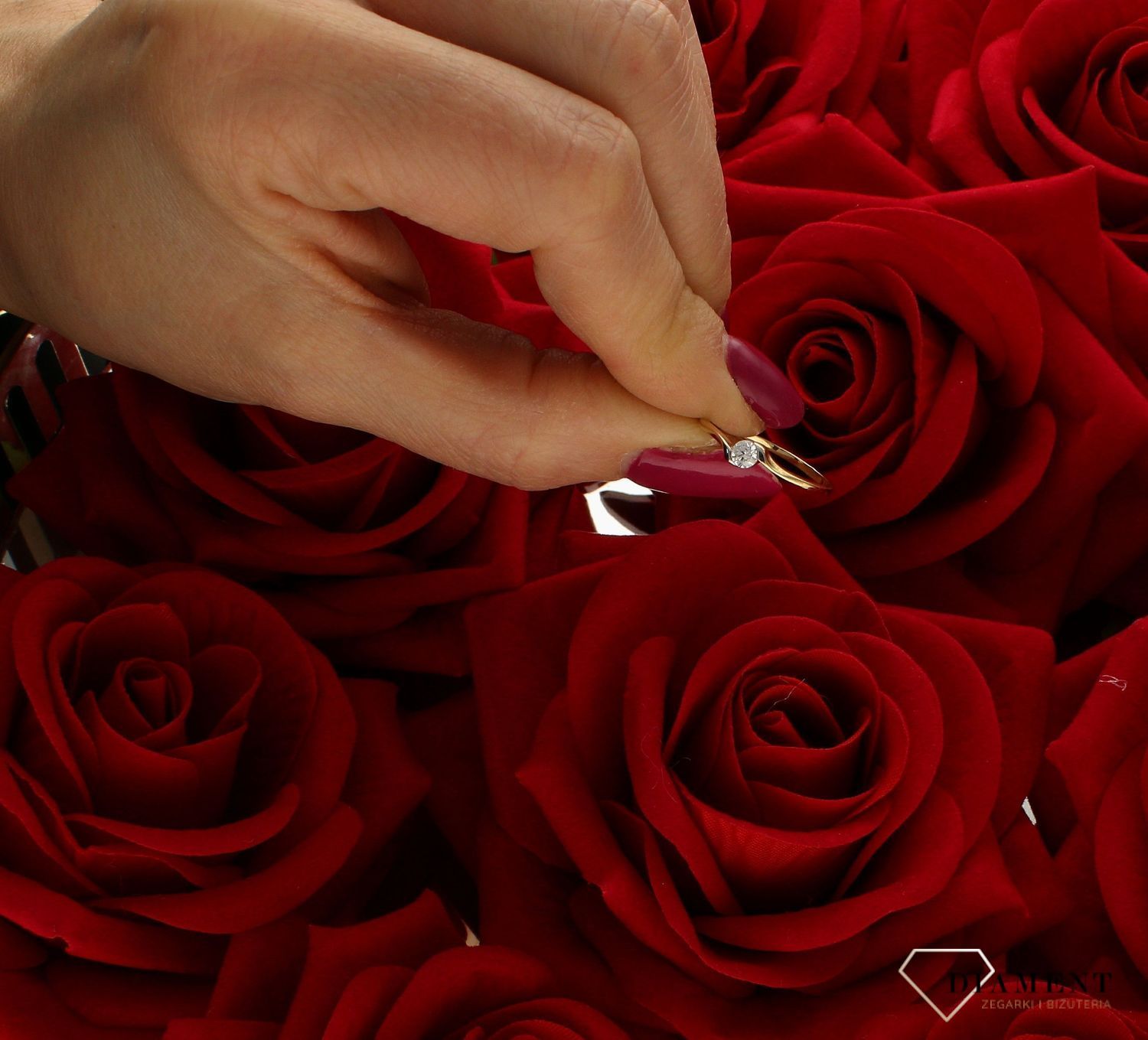 Złoty pierścionek 585 damski zaręczynowy wzór rozmiar 11 PI 2614  to złoty damski pierścionek wykonany z wysokiej próby złota 585. Idealna biała cyrkonia we wzorze zaręczynowym nadają pierścionkowi nowoczesnego wyglądu (4).jpg